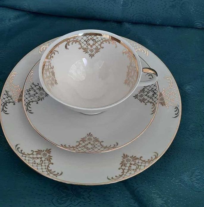 Френска сувенирна бутилка с мини чашки и троен сет от костен порцелан