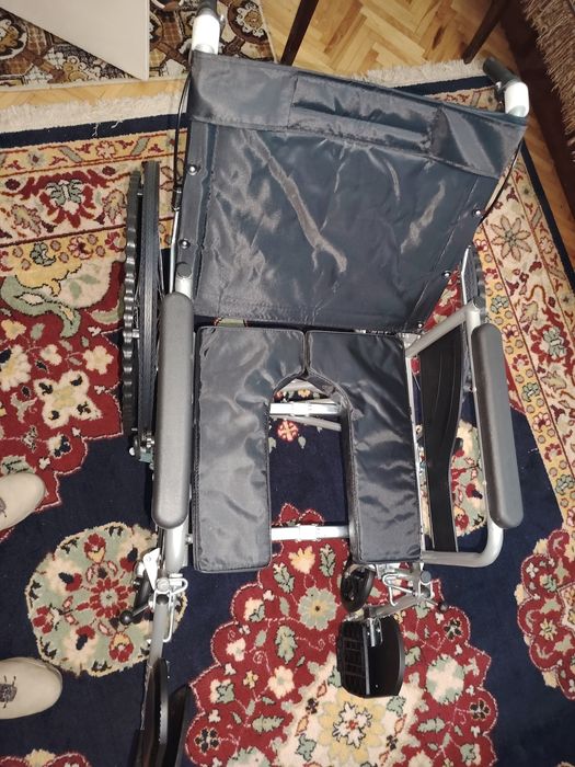 Vand scaun cu rotile pliabil