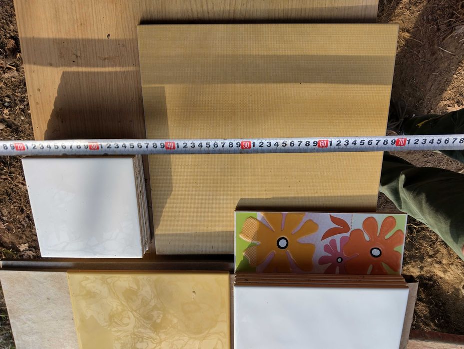 Продавам фаянсови плочки за баня.