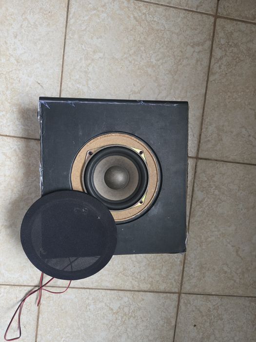 Vand subwoofer si sateliți