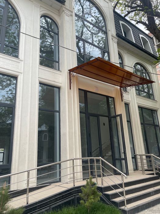 Сдам здание более  1200 кв м 3 этажа в центре города