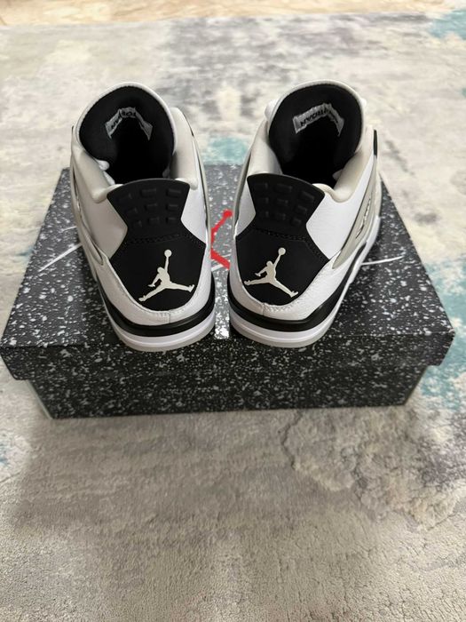 Jordan Retro 4 Military Black