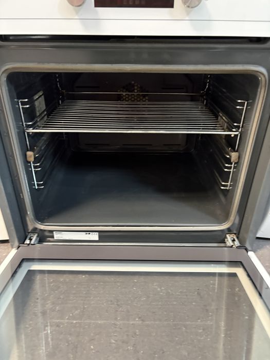 Бяла фурна за вграждане Blomberg, BEO 9568 W 70L
