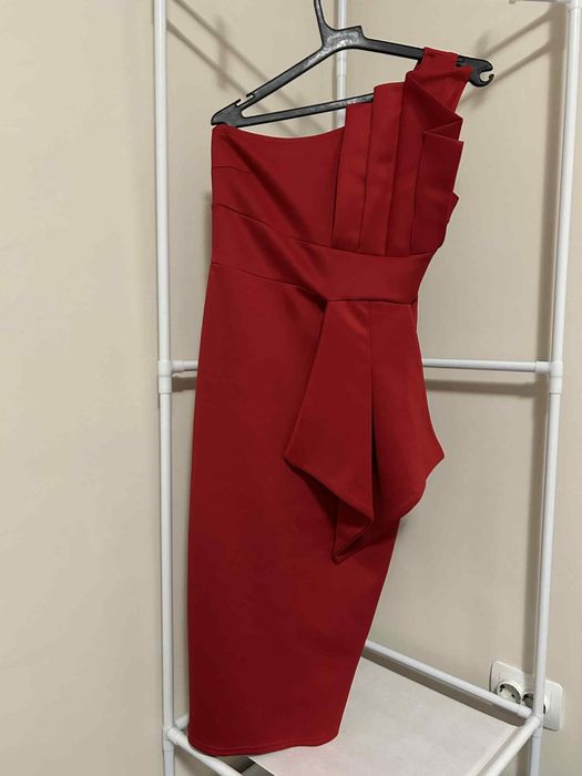 Елегантна червена рокля