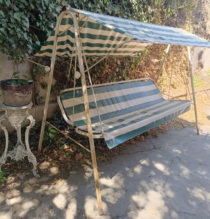 Скамейка - качалка для сада