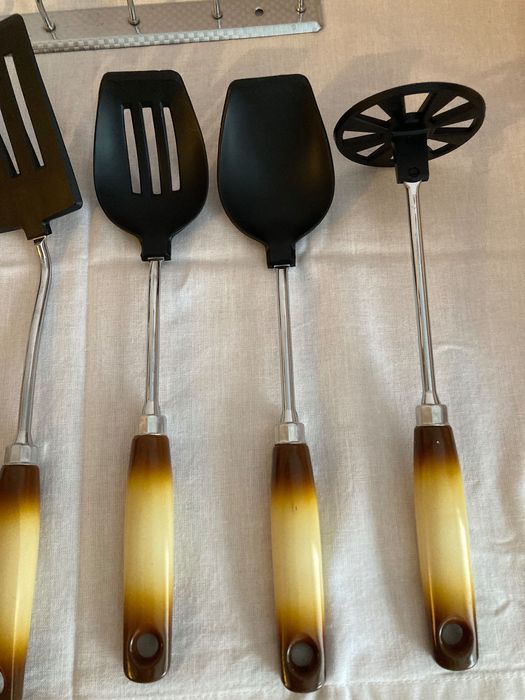 Комплект прибори за готвене и стойка