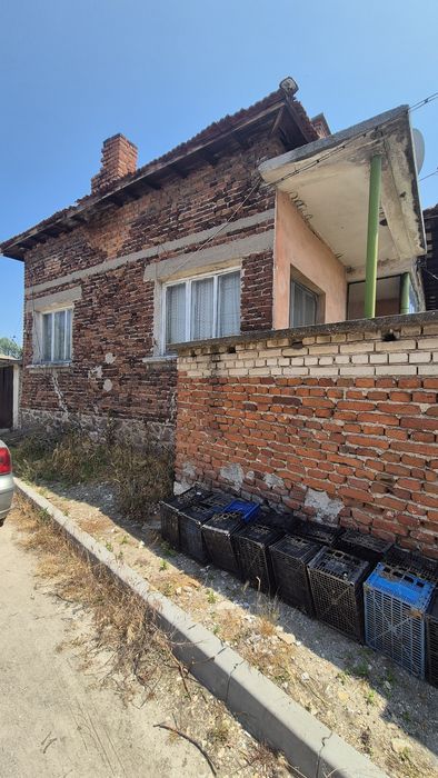 Продавам имот с къща и голям двор – с. Исперихово