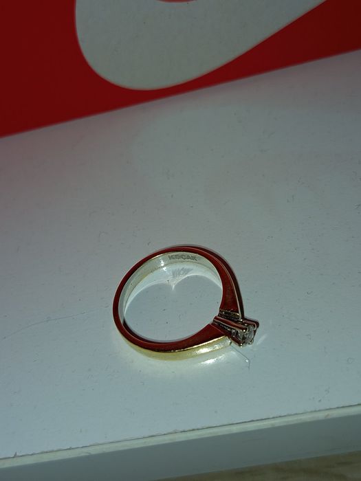 Златен пръстен с диамант