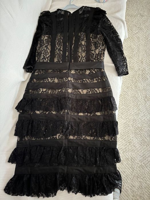 Rochie eleganta negra din dantela cu volane .