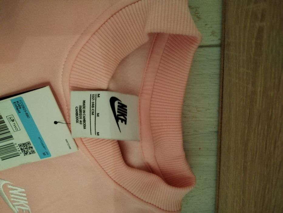 Чисто нов Nike суитчър