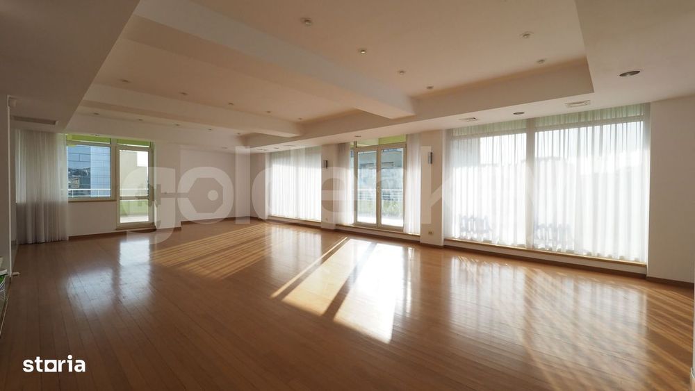 Apartament insorit cu 4 camere si terasa generoasa, 2 garaje