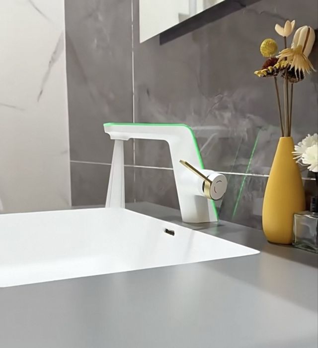 Смеситель с индикатором температуры и подсветкой