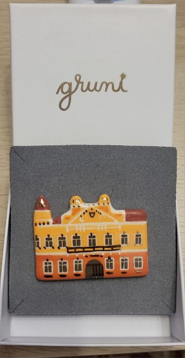 Brosa inspirata de Casa cu lei din Timisoara