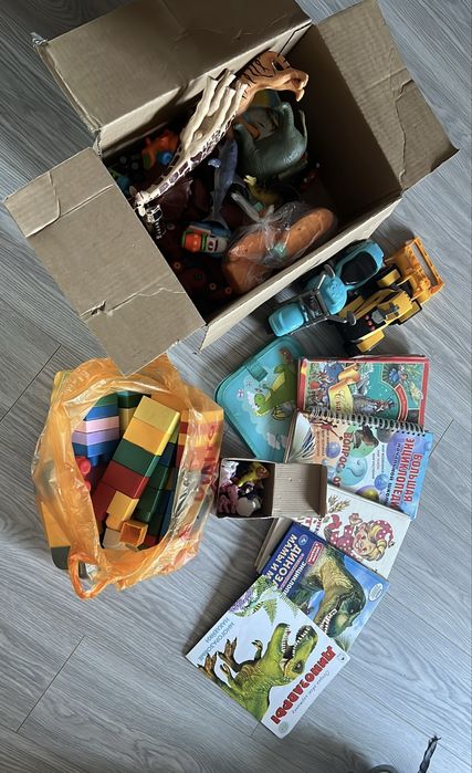 Продам толокар и игрушки