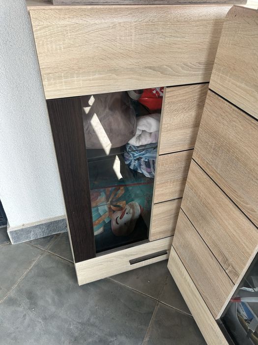 Два броя шкаф със стъклени рафтове