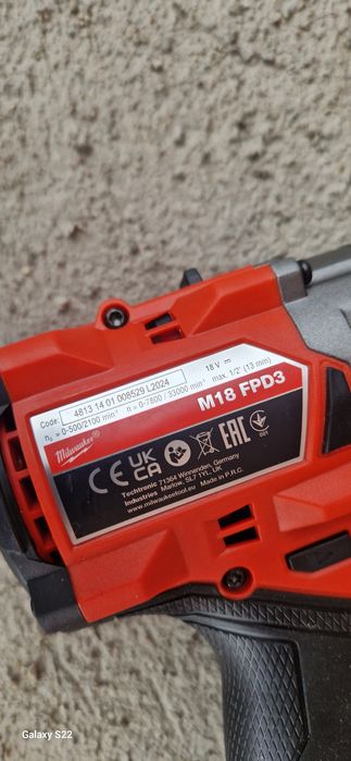 Milwaukee set pe acumulatori.