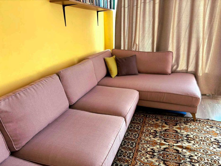 Голям диван с лежанка