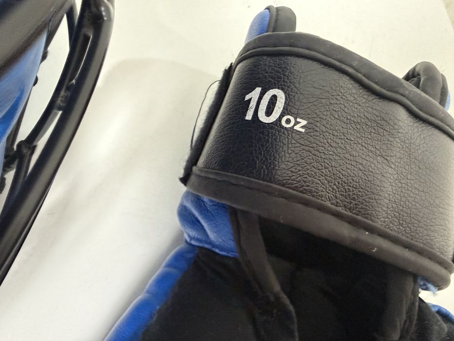 Продам экипировку (шлем и перчатки )