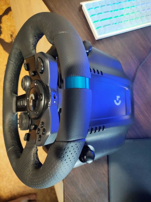 Продавам Геймърски волан Logitech G923  + скоростен лост