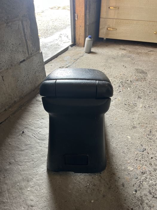 Продам подлокотник suzuki escudo 1