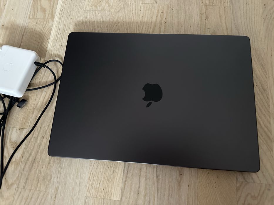MacBook Pro M3 16" - 18Gb Ram - SSD 512Gb - Baterie 153 cicluri incarcare 100% capacitate + tastatura Magic Keyboard + Mouse Logitech MX Anyware 3S