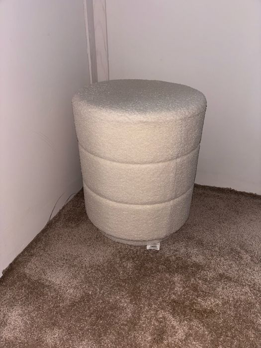 Чисто нова табуретка стол