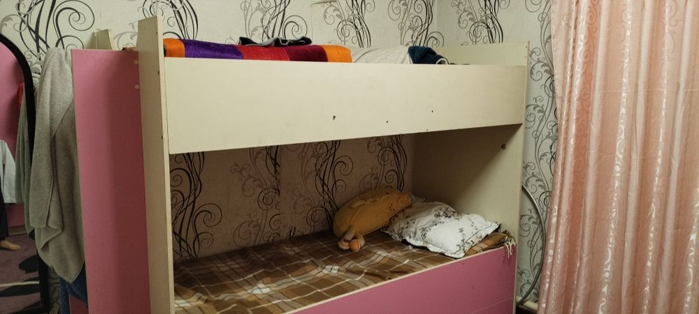 Мебель. Шкаф, кровать