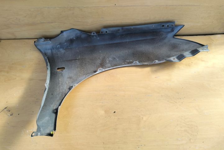 Aripa stânga Toyota Avensis a 2-a generatie T25
