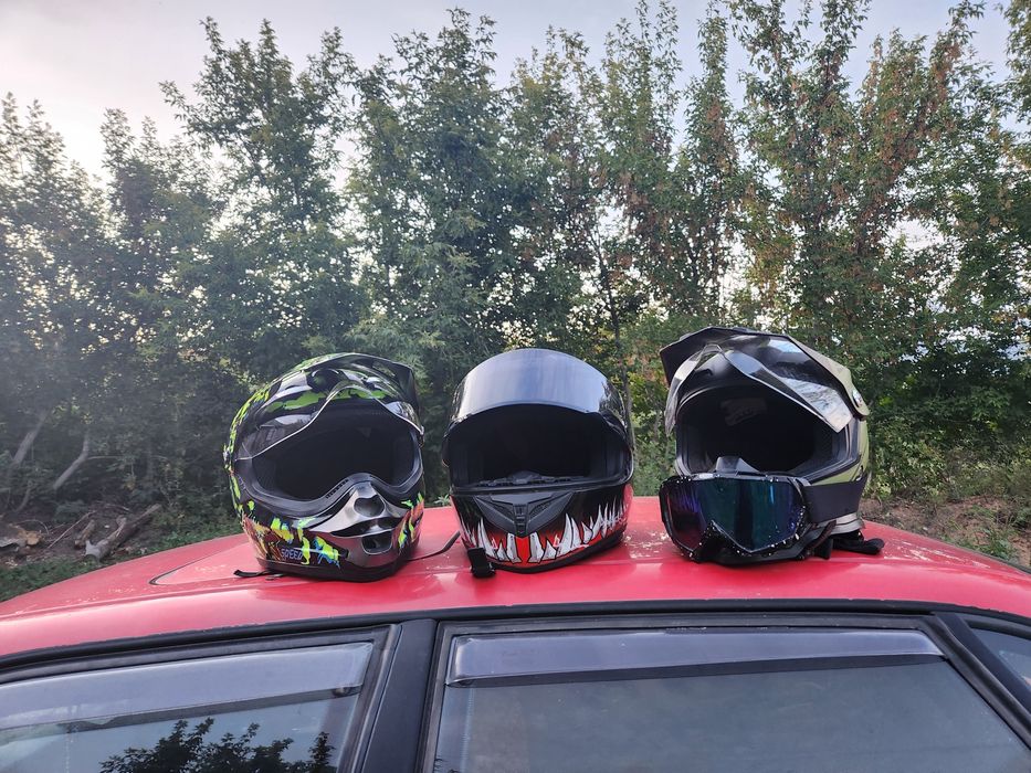 Кроссовый шлем зелёного цвета