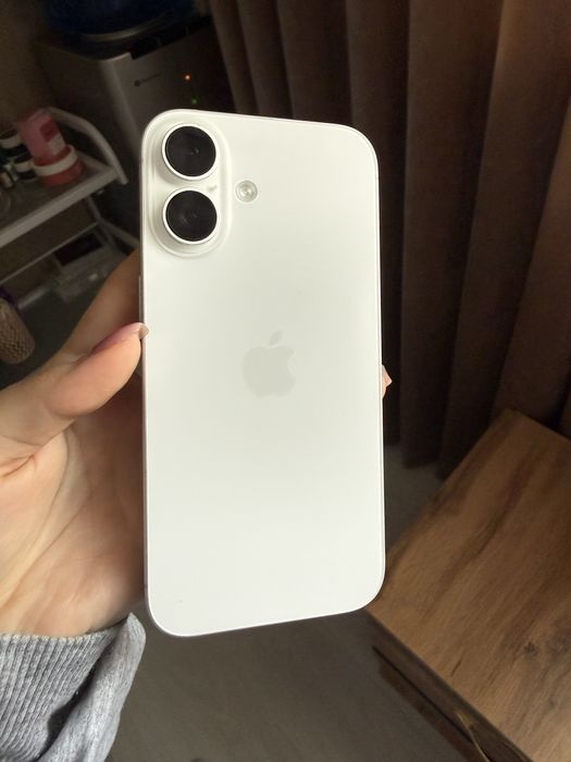 iPhone 16, с гарантией, пользовалась сама лично, в отличном состоянии