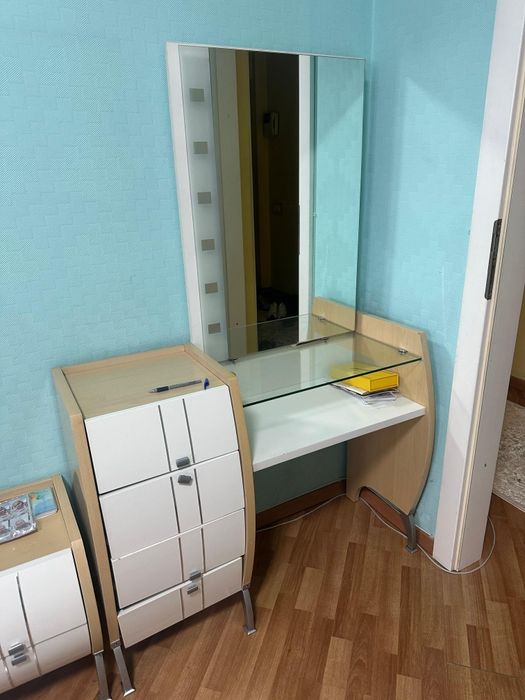 Продам тумбочку с зеркалом