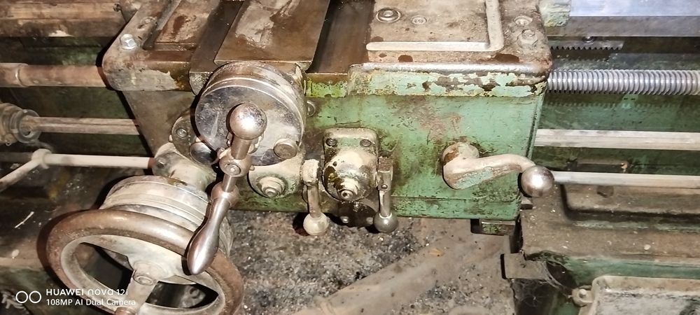 Токарный станок сотилади