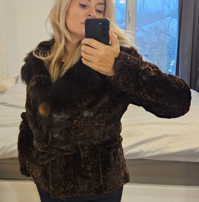 Haina blana vizon cu guler de vulpe