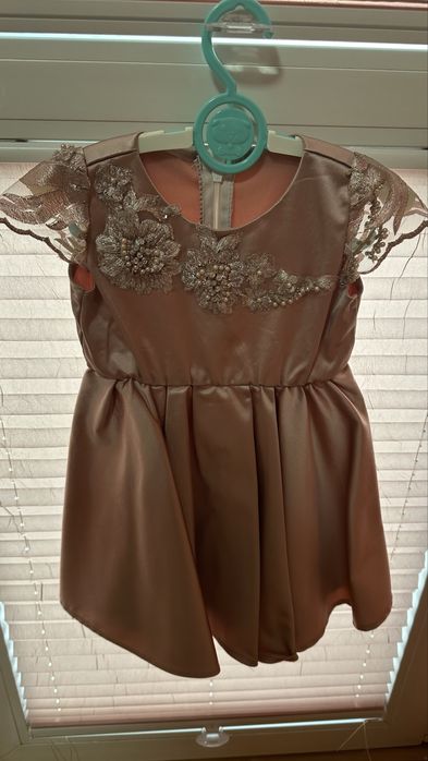 ПРОДАВАМ: Официални рокли за момиче (18-24 месеца) и връхна дрешка.