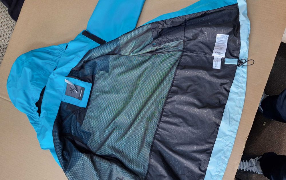 Jacheta Waterproof Everest, 10000mm în foarte bune condiții.