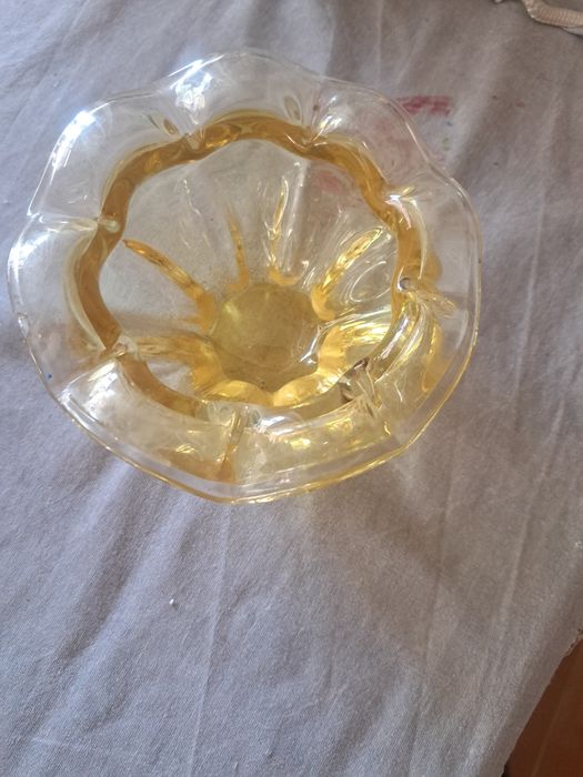 Ваза конфетница жёлтого цвета