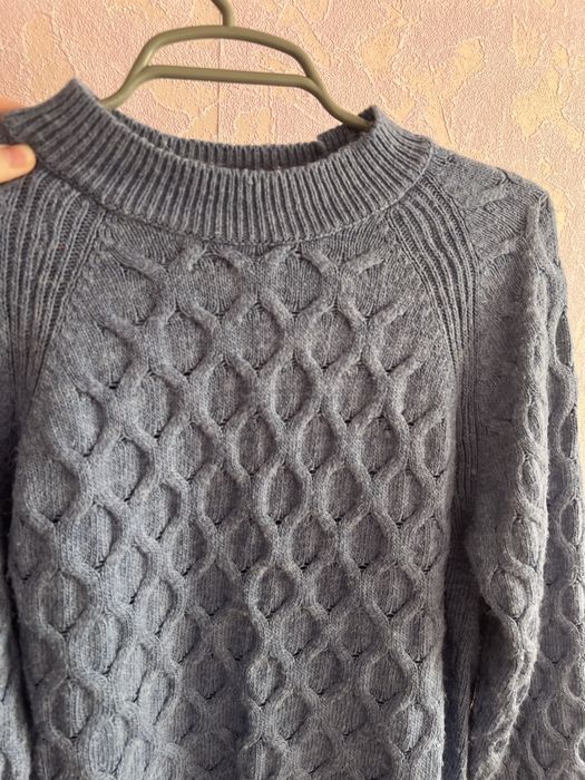 Продам два свитера красный/голубой размер л