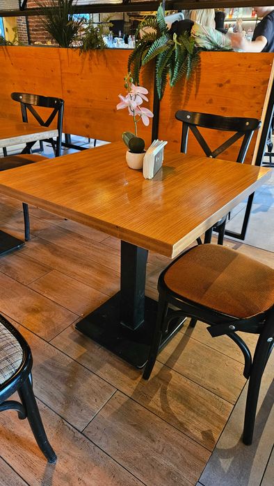 Mobilier horeca, mese si scaune cafenea pub sau restaurant