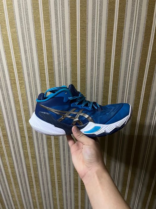 Продаю Асикс кроссовки