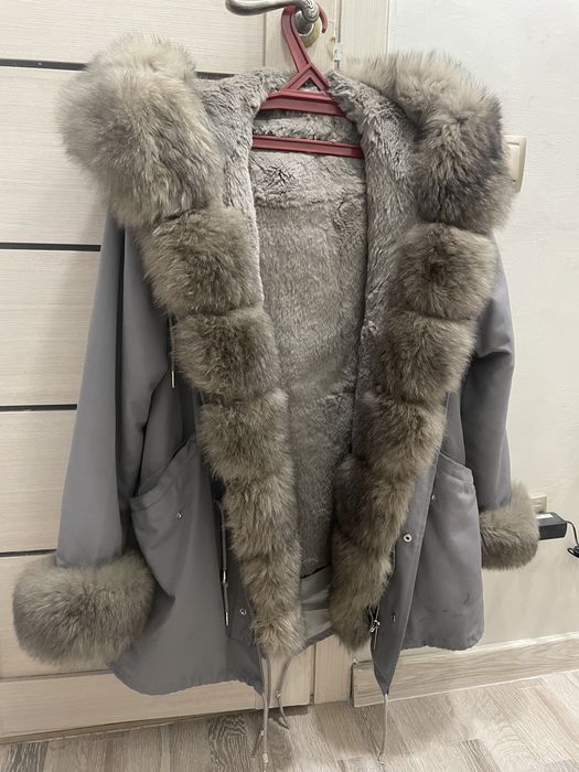 Продается парка серого цвета