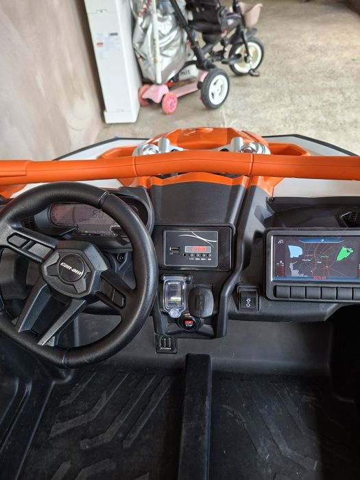 Masinuta UTV electric Premier 4x4 Can-Am Maverick Power RC, 2 locuri, 2 baterii 24V, roti cauciuc EVA, scaun piele ecologica, portocaliu