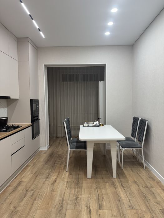 Продам стол со стульями (6стуля)