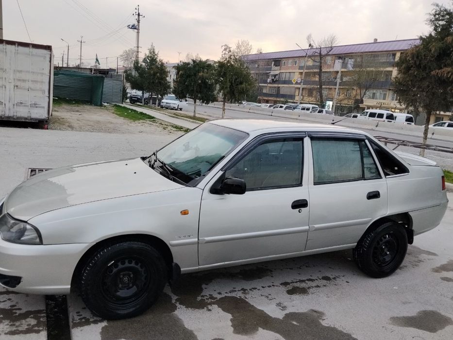 Nexia 2 sotiladi 2009 yil 30 mln 
2009 yil
Rangi Stalnoy
Polni