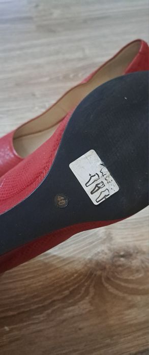 Нови червени обувки естествена кожа