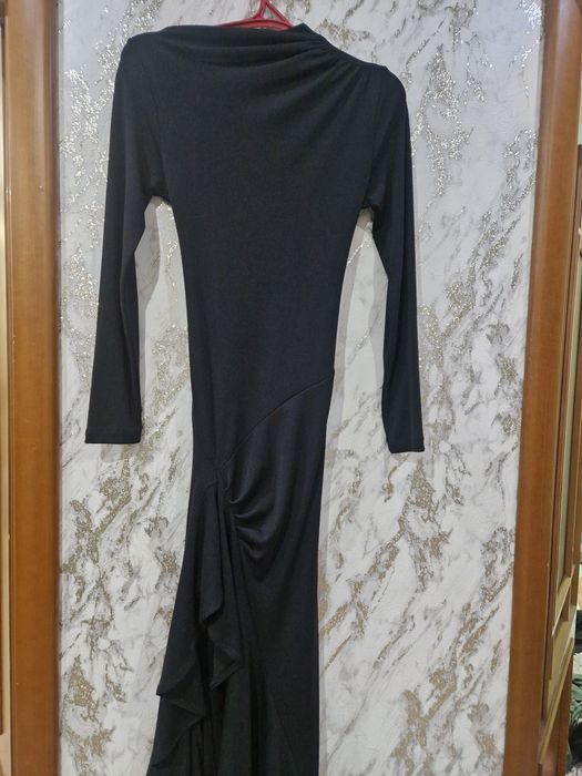 Черное платье с вырезом