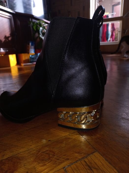 Боти с леко токче