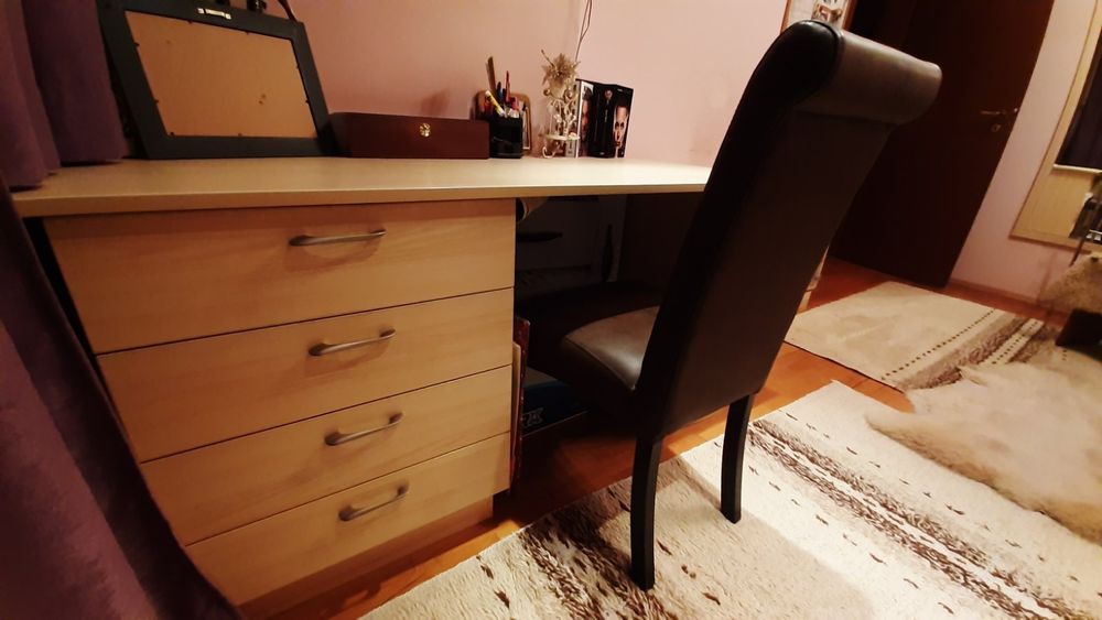 Предлагам обзавеждане на детска стая в много добро състояние с твърд м