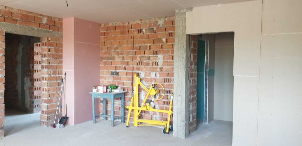 Масивна тухлена къща