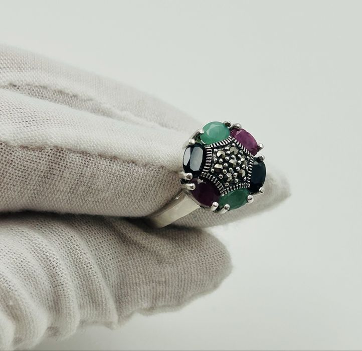 сребърен пръстен, инкрустиран рубини, изумруди и гранати