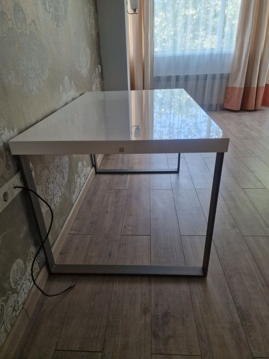 Стол с металлической ножкой
